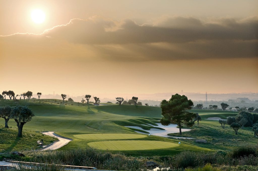 Entrena golf en Son Gual, uno de los mejores campos de Mallorca. Descubre el entorno único para mejorar técnica y rendimiento real.